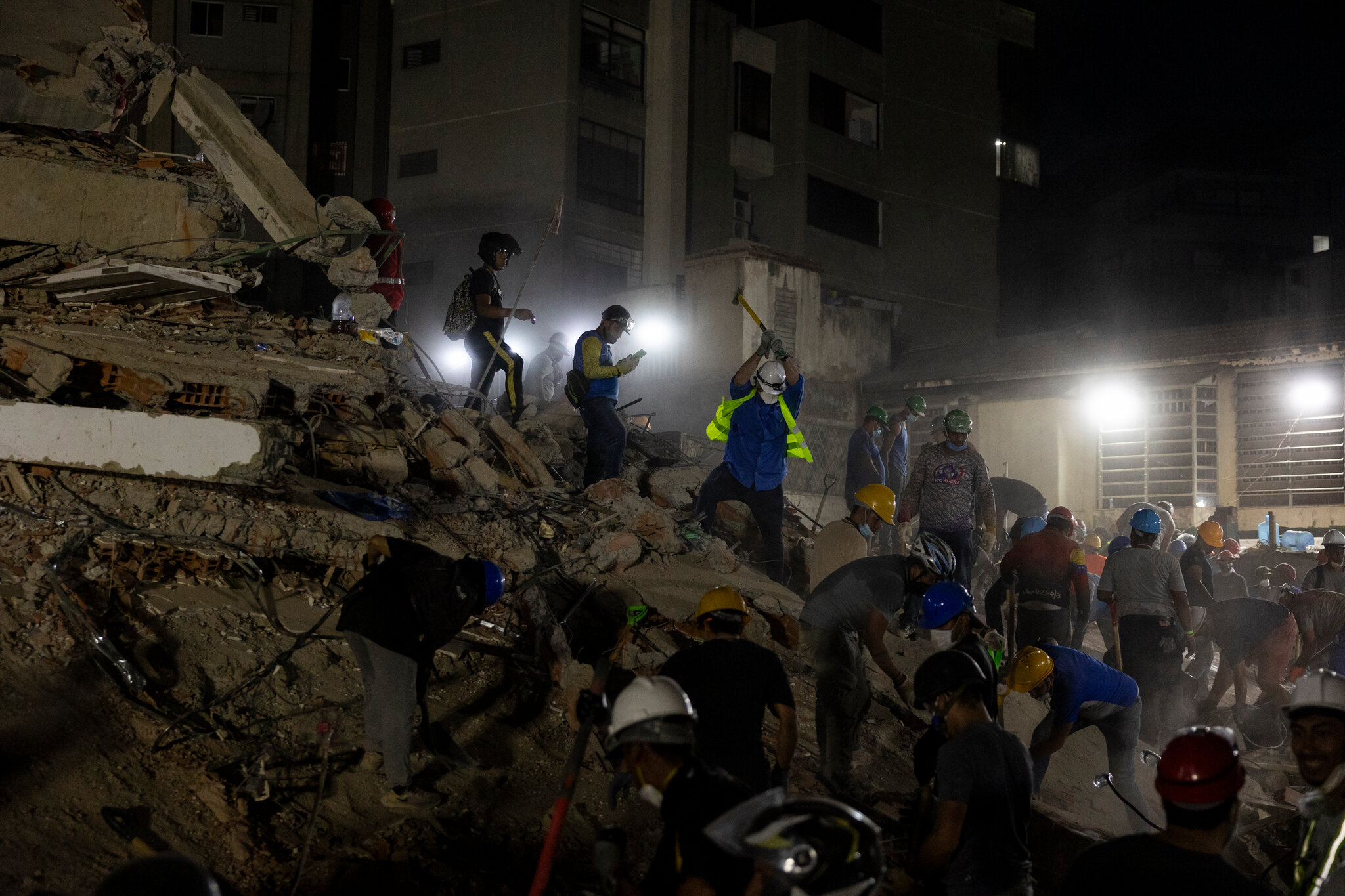 Short on Time and Tools, a Community Comes Together to Search for Survivors