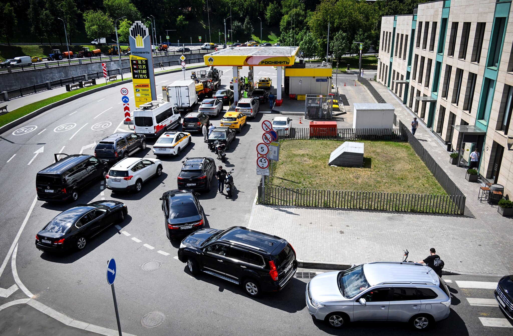 Long Lines for Gas Shatter the Illusion of Normalcy in Wartime Russia