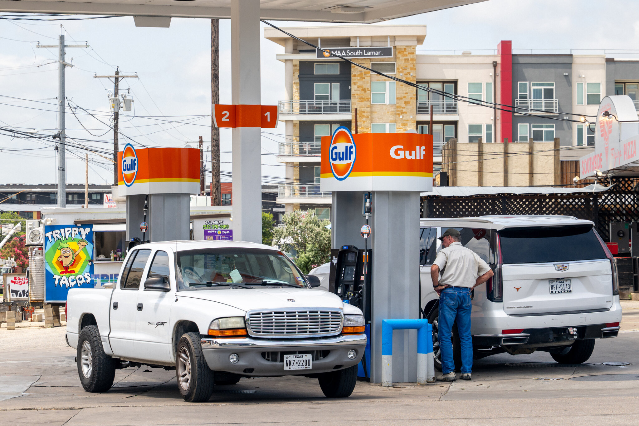 Gas Stations Gain When Oil Prices Start to Drop