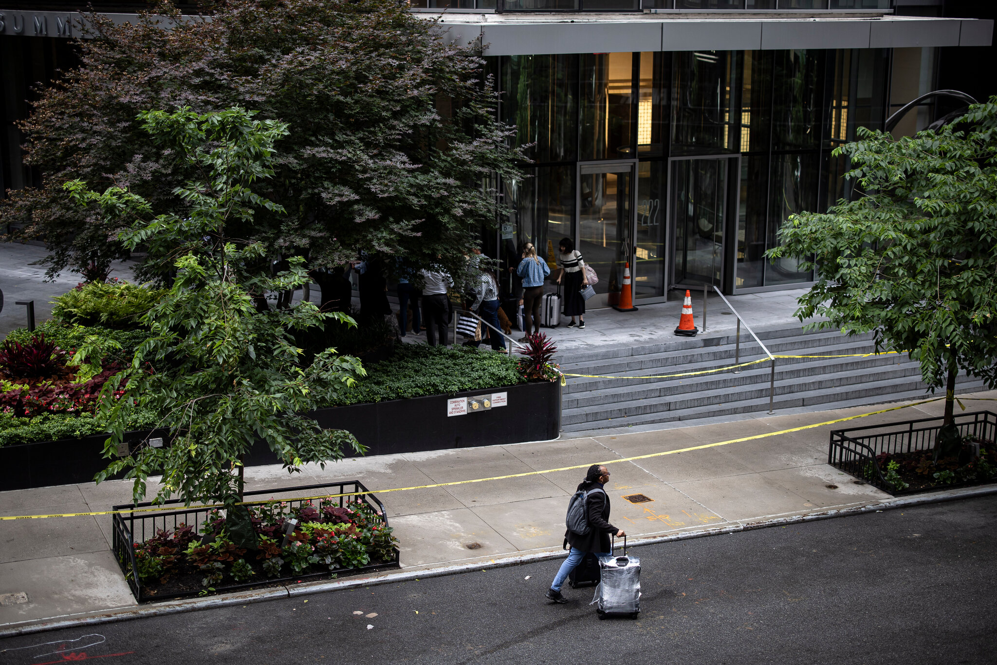Midtown Neighborhood Has to Cope in a Troubled Building’s Shadow