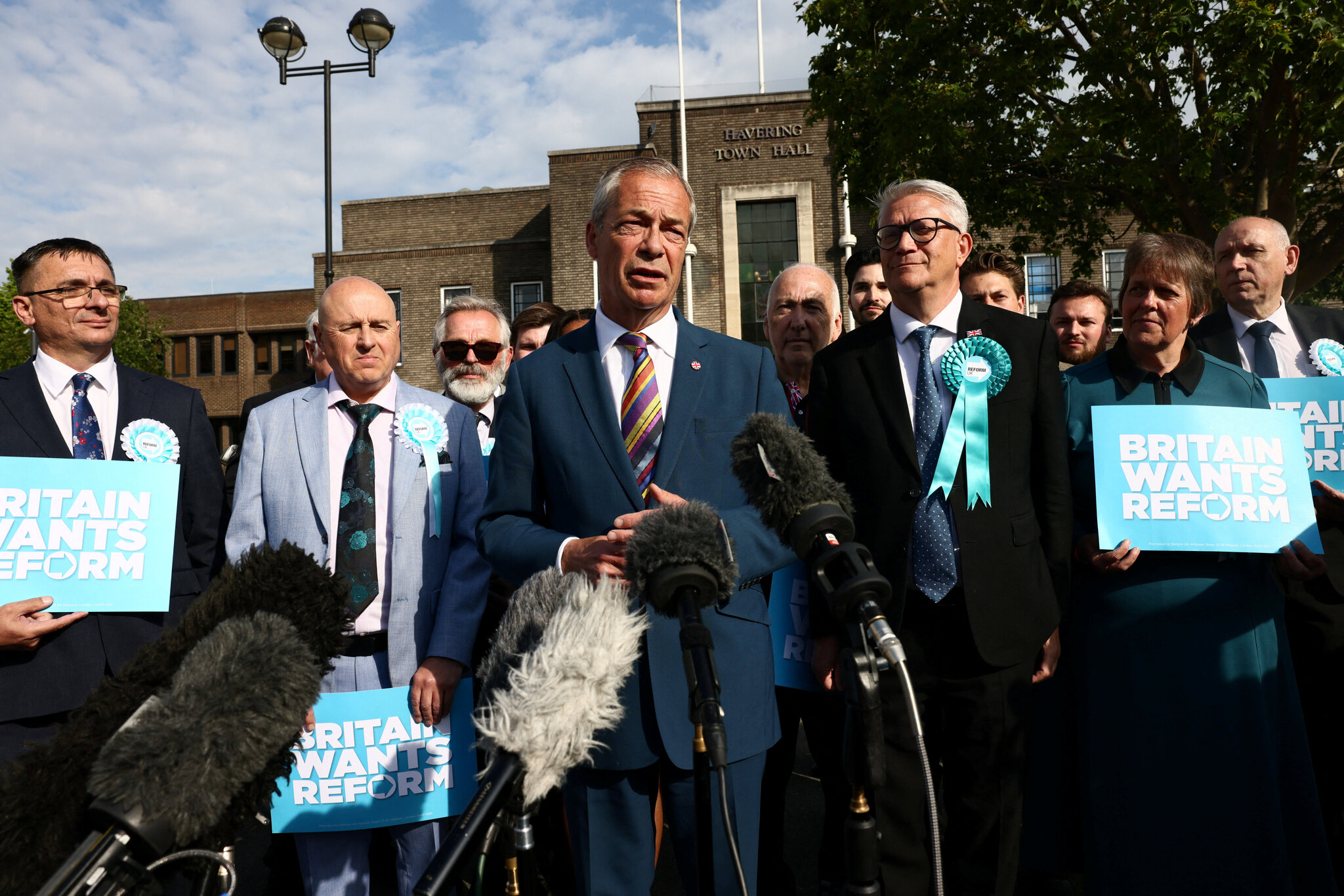 U.K. Live Updates: Farage Resigns and Says He Will Run Again in Special Election