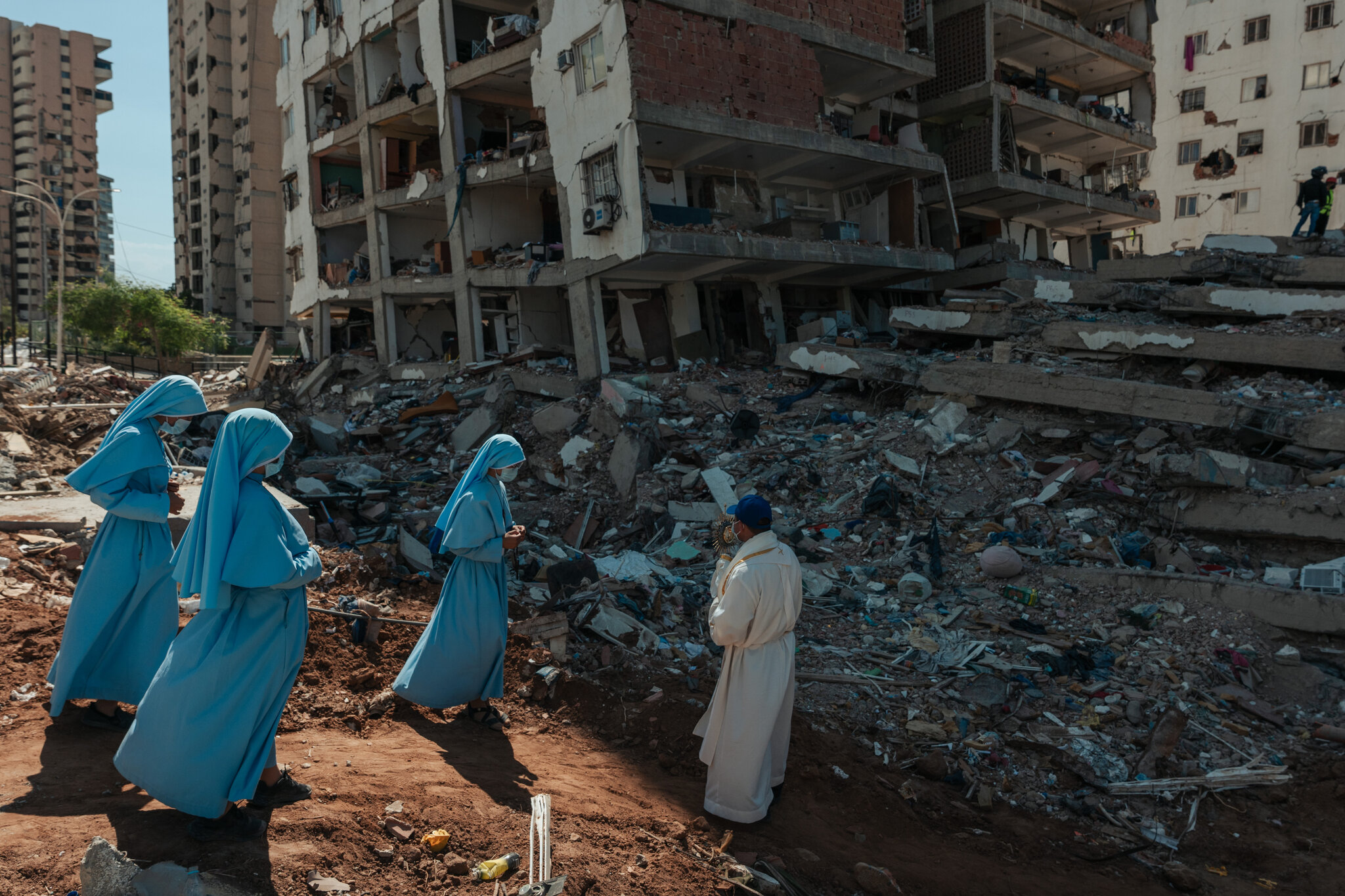Horror Becomes Routine as More Bodies Emerge after Venezuela Quakes