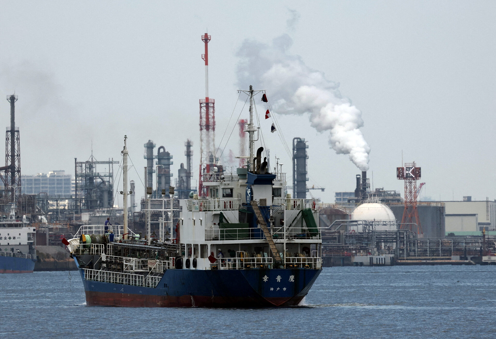 Oil Prices Remain Elevated After Another Round of Strikes in the Gulf