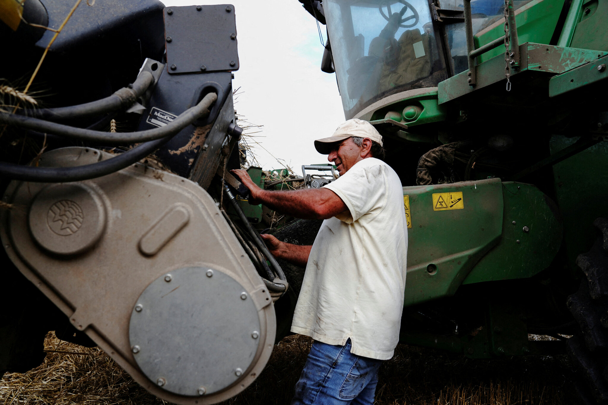 John Deere Must Let Owners Repair Farm Equipment, Settlement Says