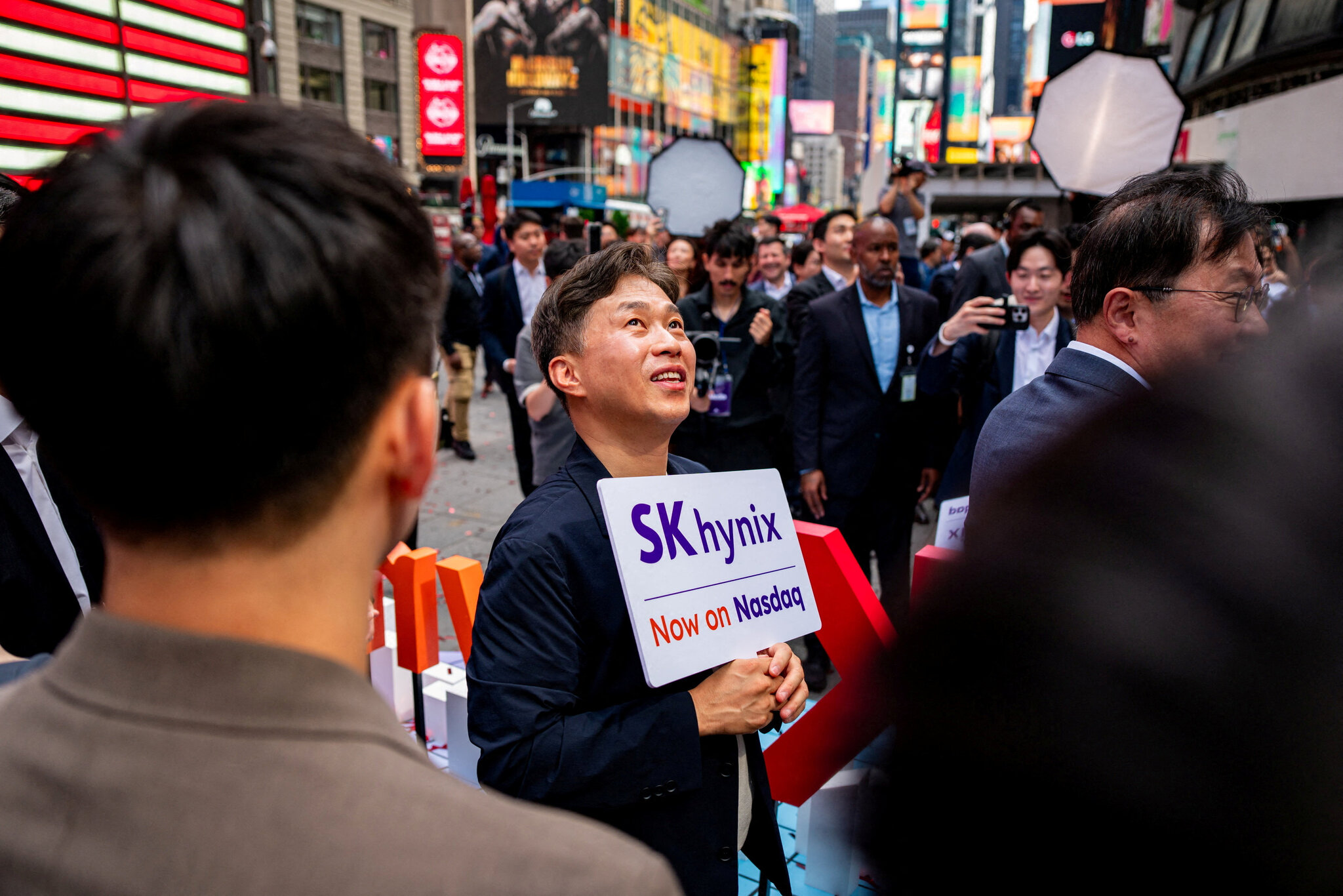Korean Chip Maker’s Stock Rises After Huge I.P.O., Latest Sign of A.I. Demand