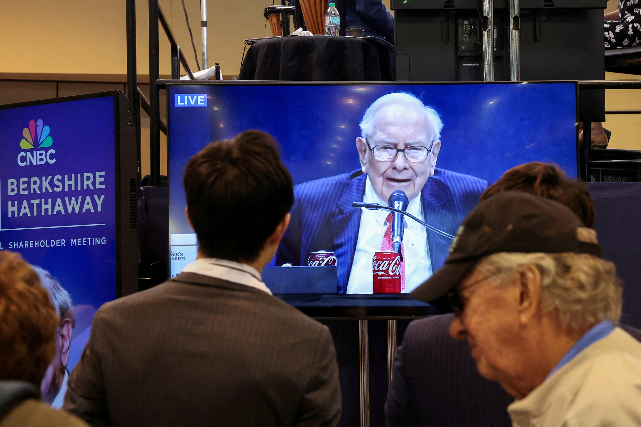In a Change, Warren Buffett Omits His Annual Gift to the Gates Foundation