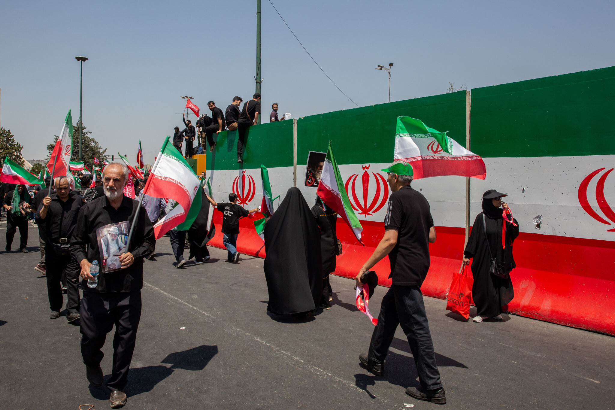 Iran War Live Updates: U.S. and Iran Exchange Strikes for Fifth Straight Day