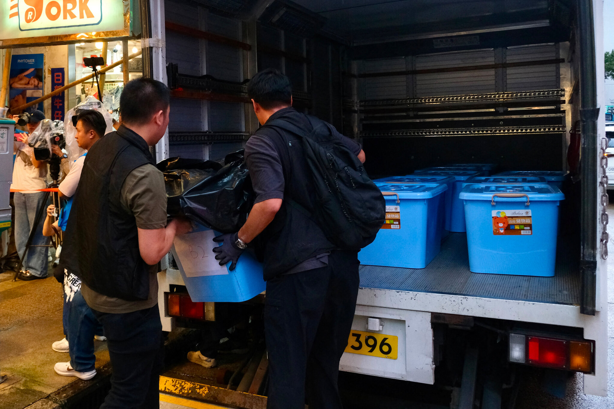 Hong Kong Police Raid Independent Bookstores and Arrest 5 People