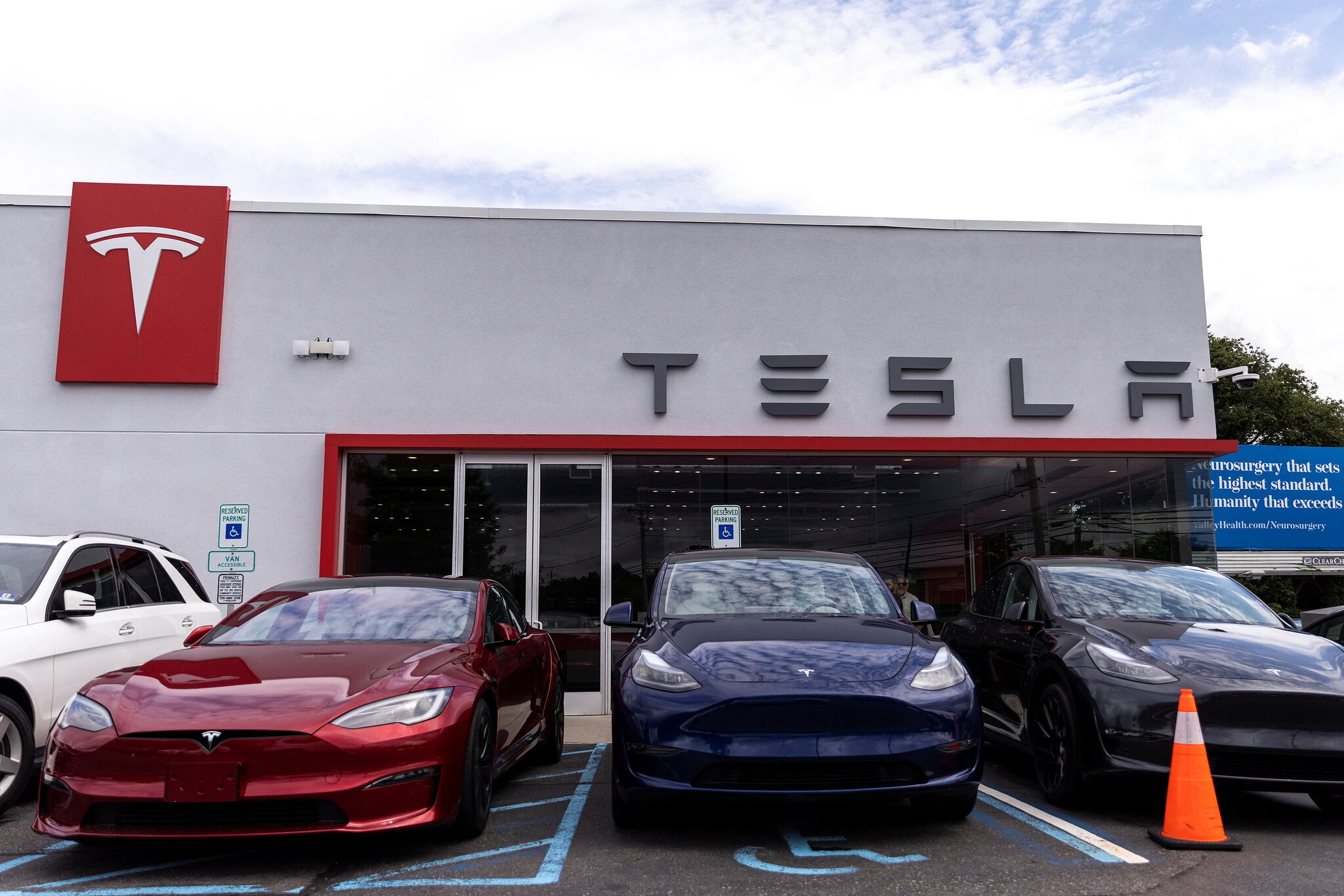 Tesla Profit Falls Even as Car Sales Rebound