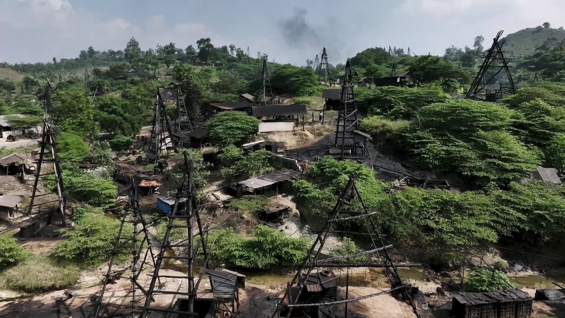 Drilling for Oil the Old-Fashioned Way in ‘Little Texas,’ Indonesia