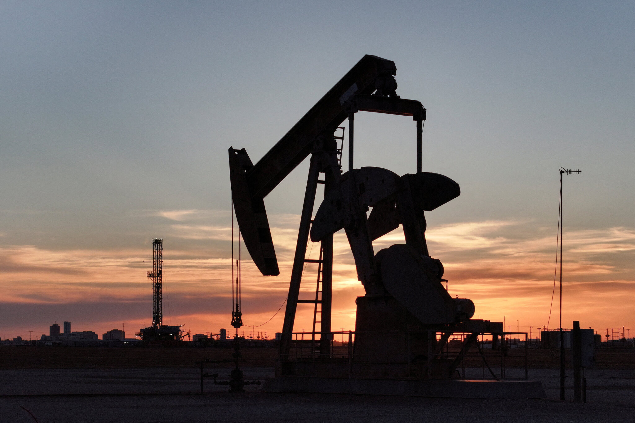 Even as War Rages, Investors Bet Oil Will Be Cheaper in a Few Months