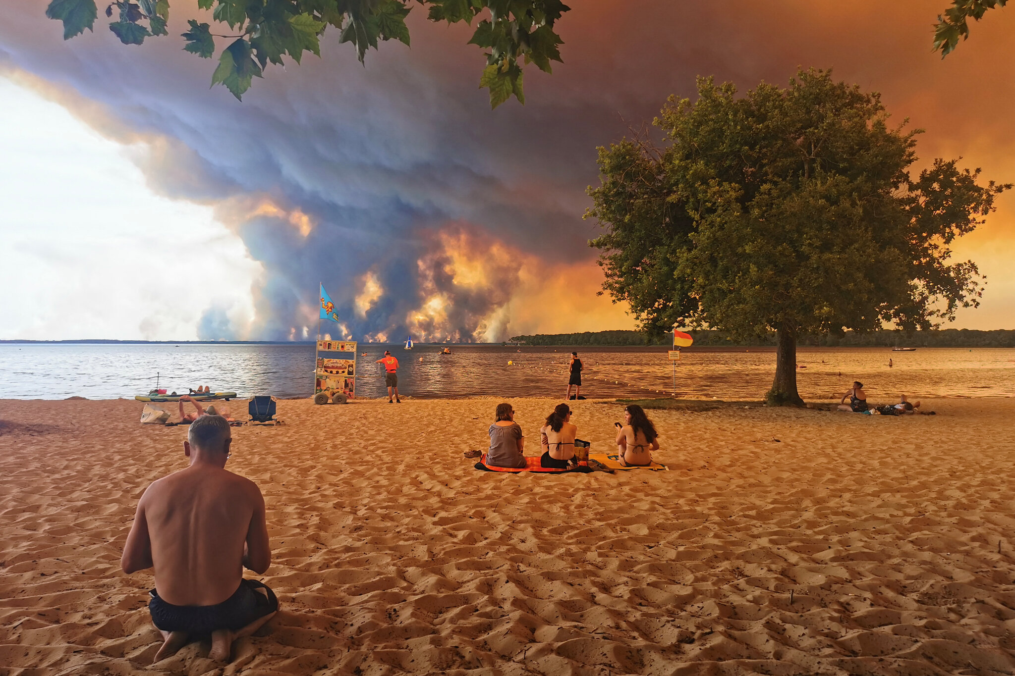 Wildfires in France and Spain Drive Tens of Thousands From Their Homes
