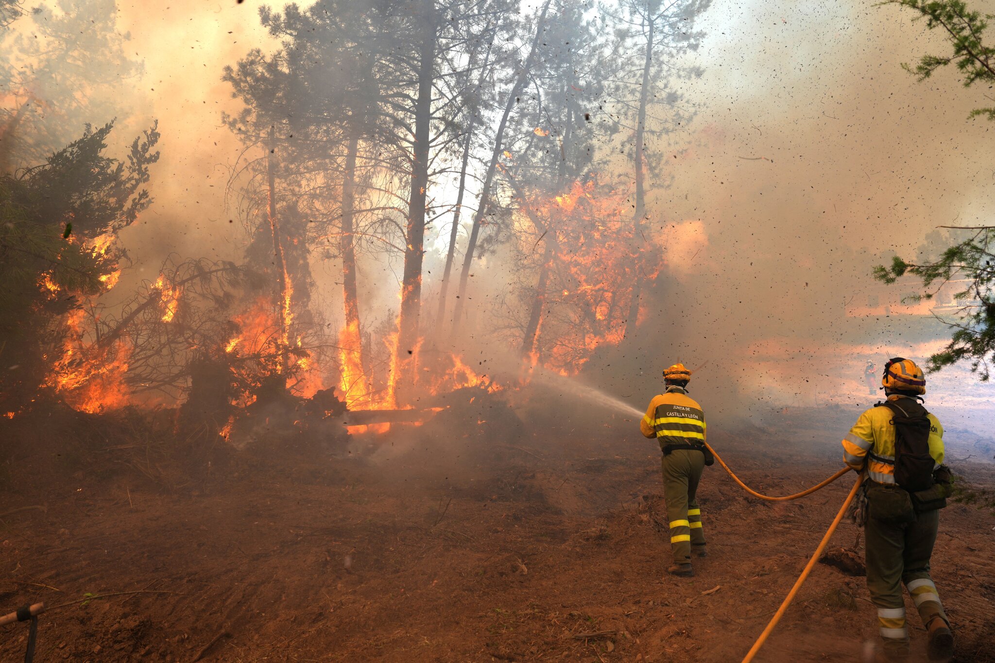Live Updates: Hundreds of Thousands Flee as Fires Rage in Spain and France