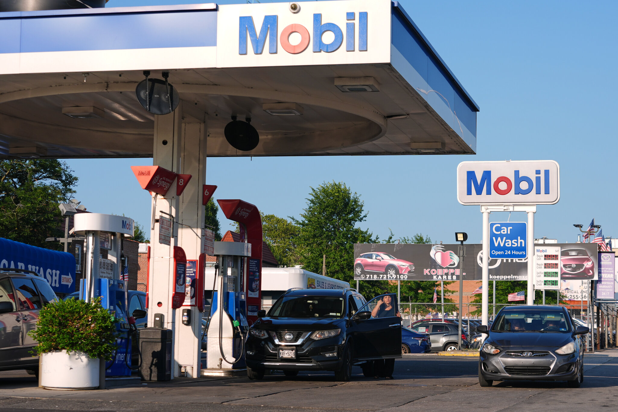Oil Prices Fall After U.S. and Iran Pause Fighting for a Second Day