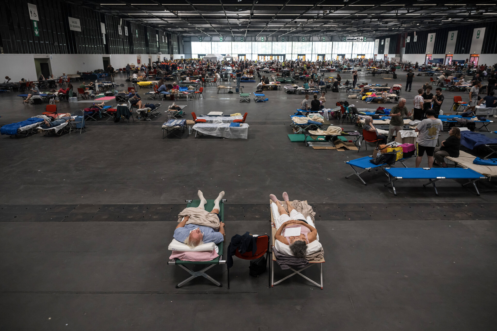 Flames Advance on Bordeaux, Where Evacuees Balance Dread and Hope