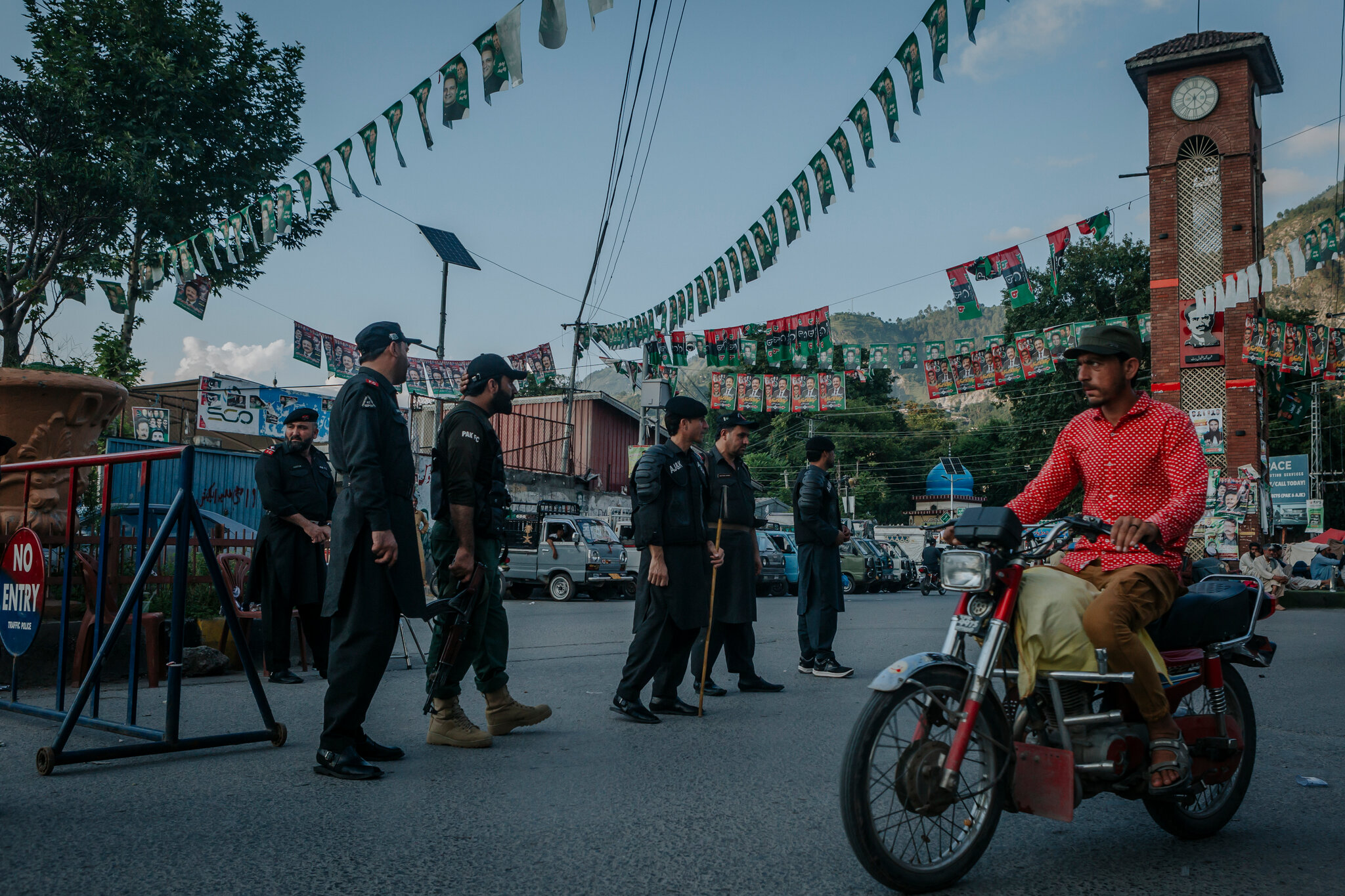 Fresh Clashes Erupt in Pakistani Kashmir on First Day of Contested Vote