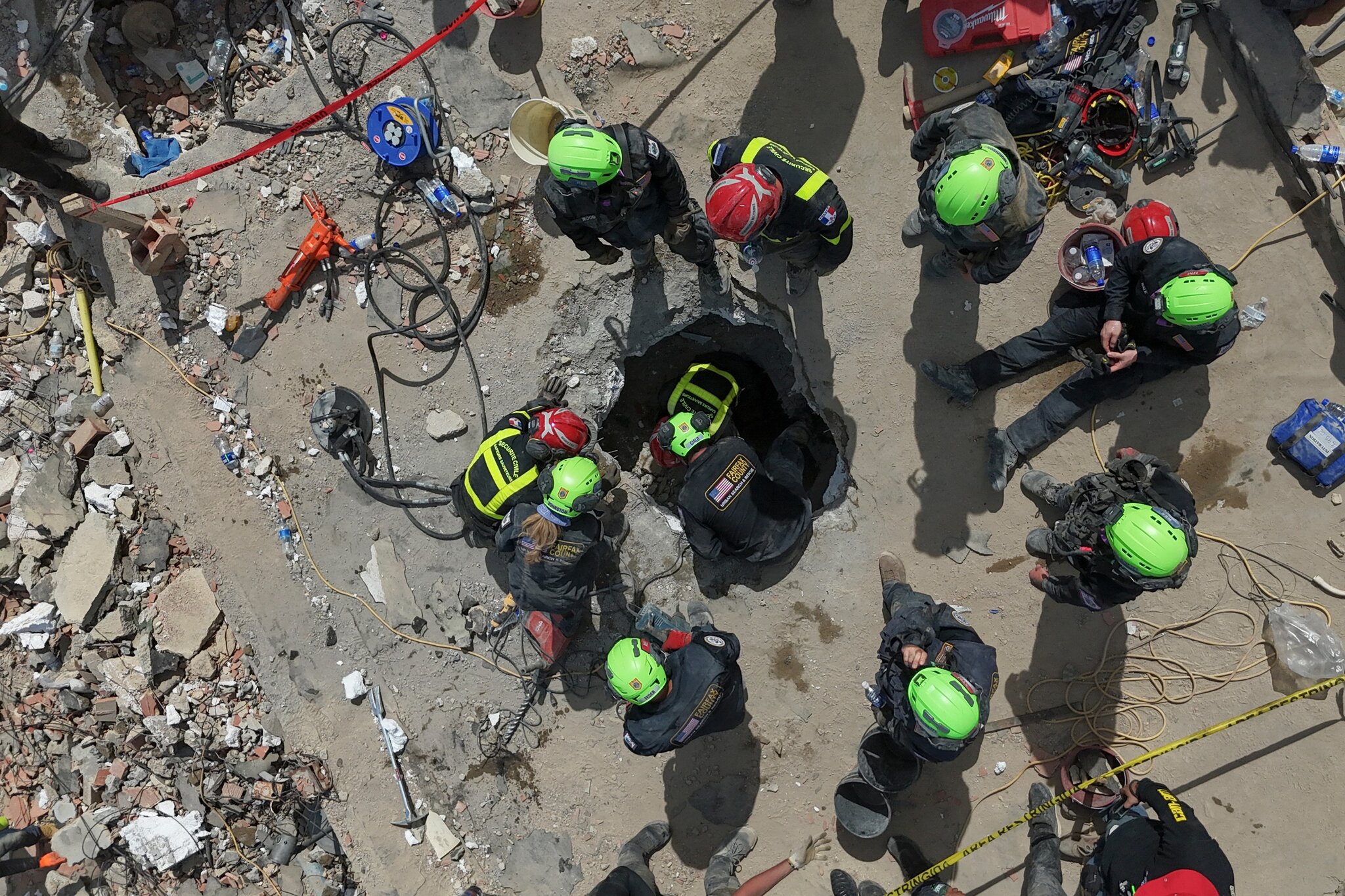 After a Tap Heard in Rubble, U.S. Rescue Teams Begin a Grueling Marathon