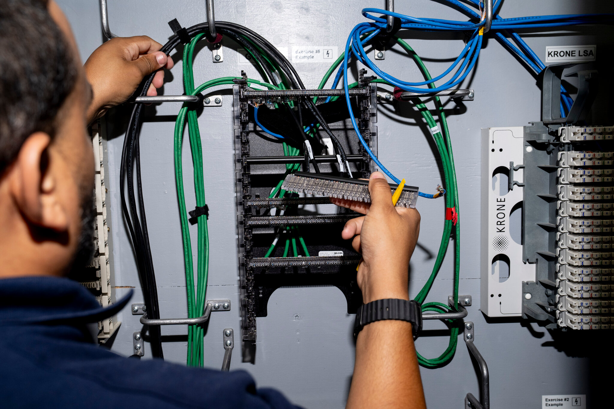 A.I. Companies Are Recruiting Electricians and Carpenters by the Thousands