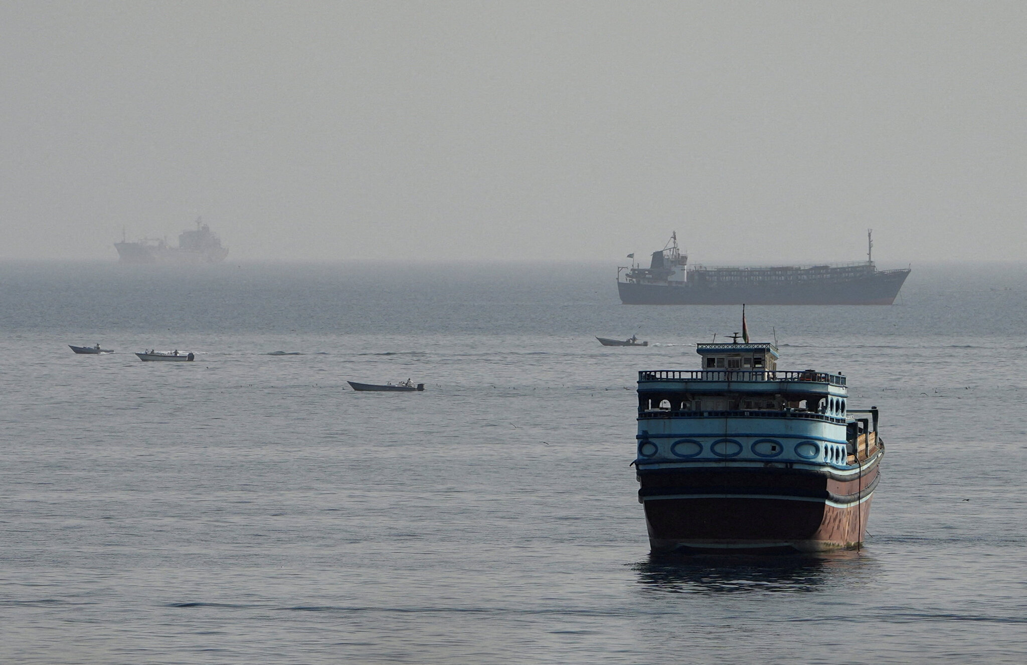 Iran and Oman Hold Talks on Reopening the Strait of Hormuz
