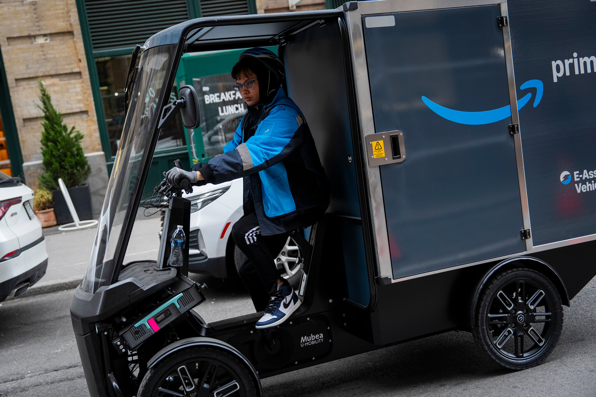 N.J. Sues Amazon, Saying It Suppresses Pay for Delivery Drivers