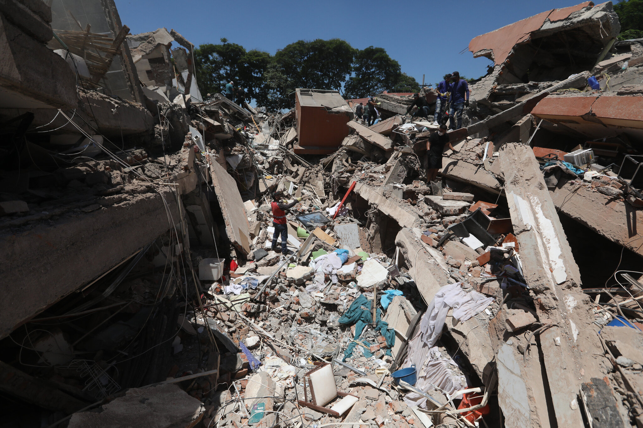 Major Quake Hits Colombia, Killing at Least 111