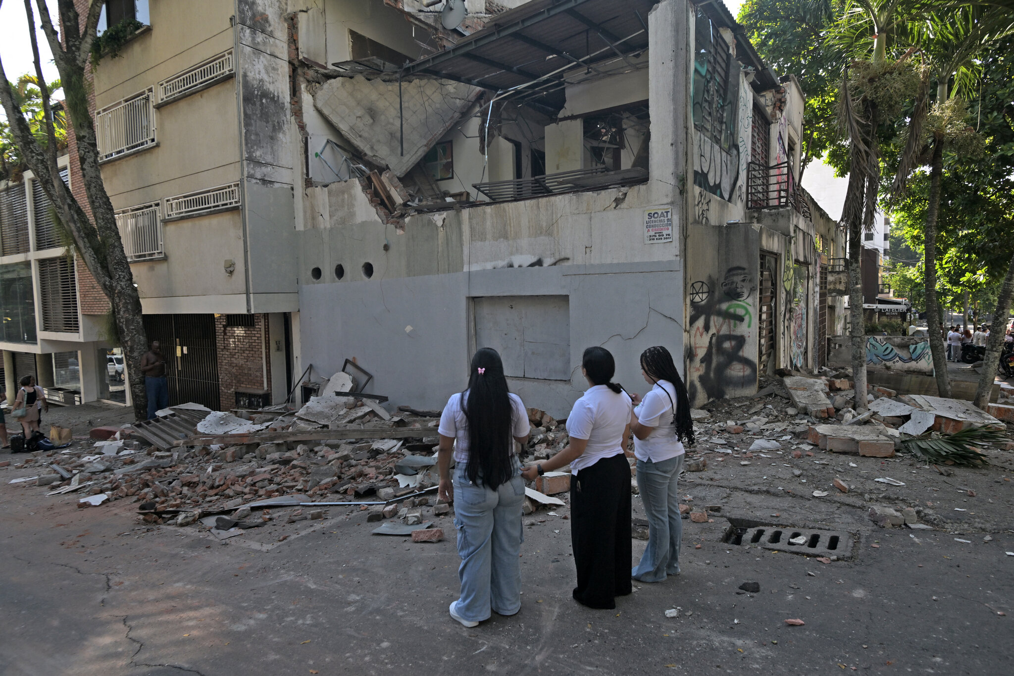 Live Updates: Powerful 7.4 Earthquake Strikes Colombia, Killing Dozens