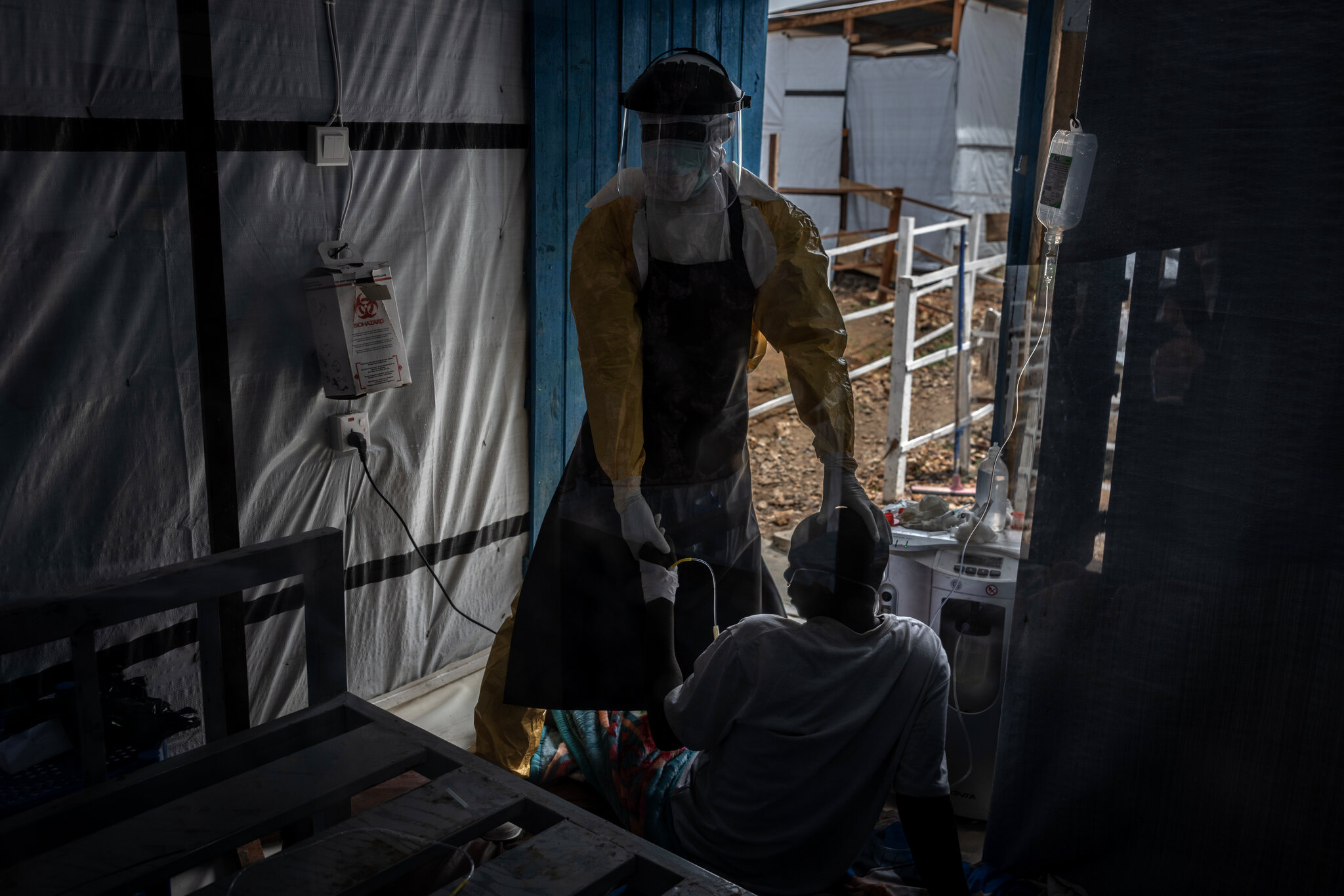 A Patient’s Final Breath in a Congolese Ebola Ward