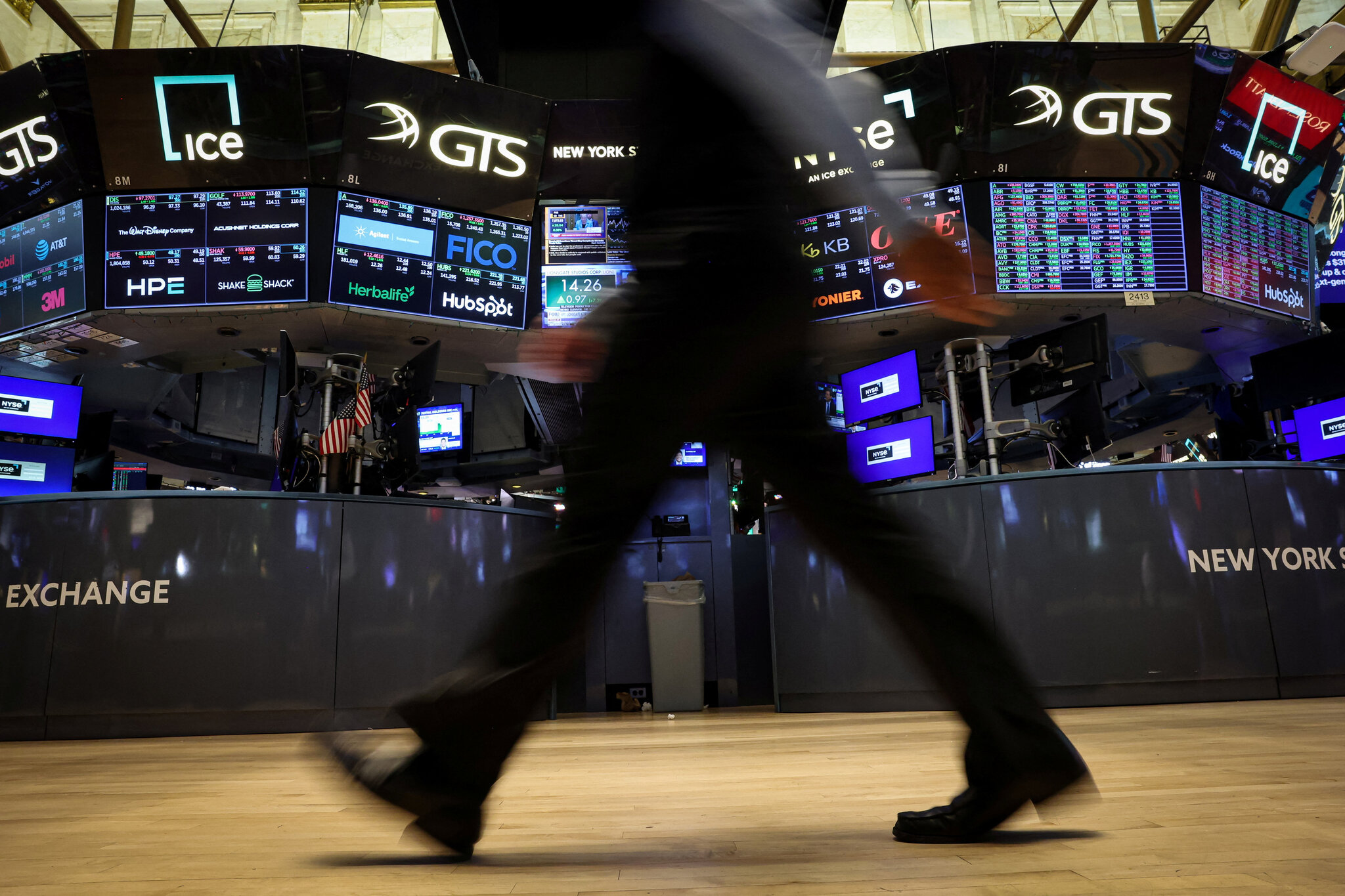 Stocks Sink on Anxiety About Tech and A.I. Spending