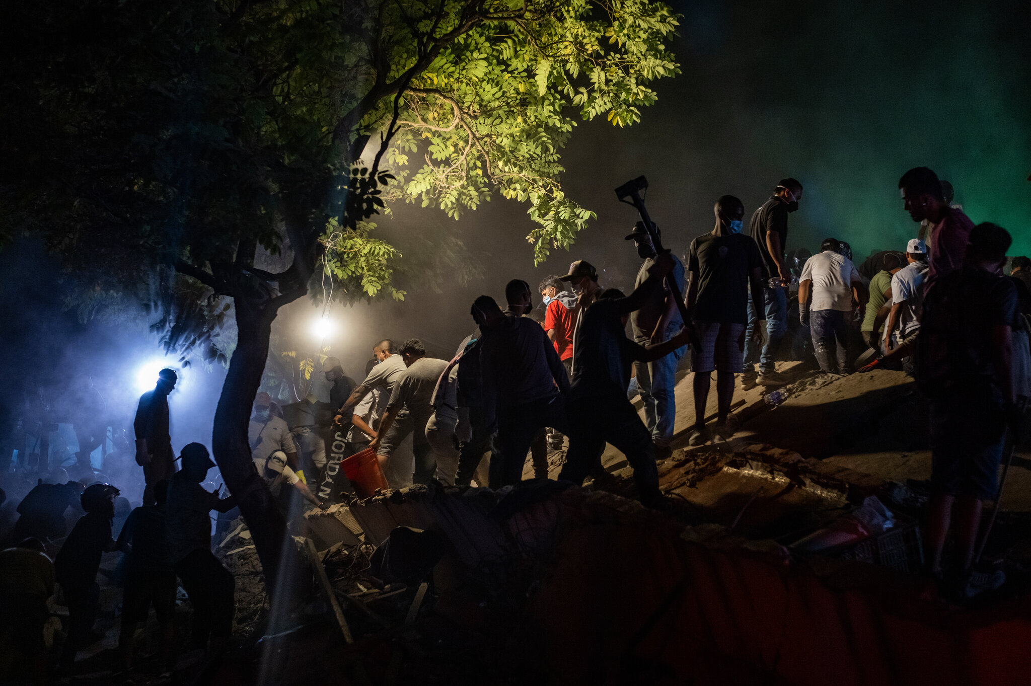 Late-Night Hunt for Survivors After Deadly Colombian Quake